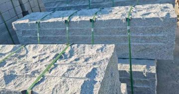 安康芝麻白自然面整石 坐凳